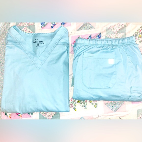 UA Butter-Soft Stretch Scrub Set - Picture 2 of 12